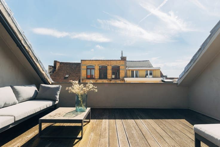 A preserved townhouse with a patio and a roof terrace