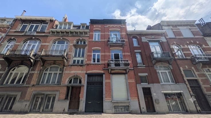 COMPANY ACQUISITION – LAMBERMONT – 3 APARTMENTS + REAR HOUSE