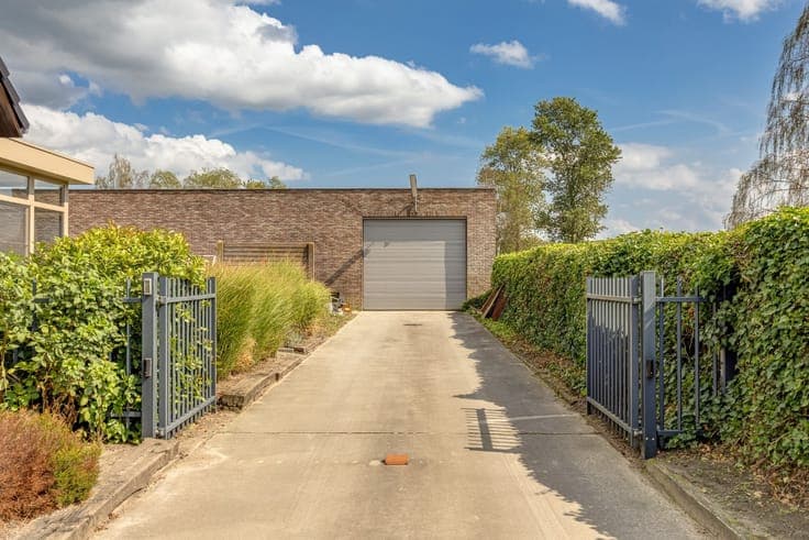 Instapklare vrijstaande woning met ruim bijgebouw.