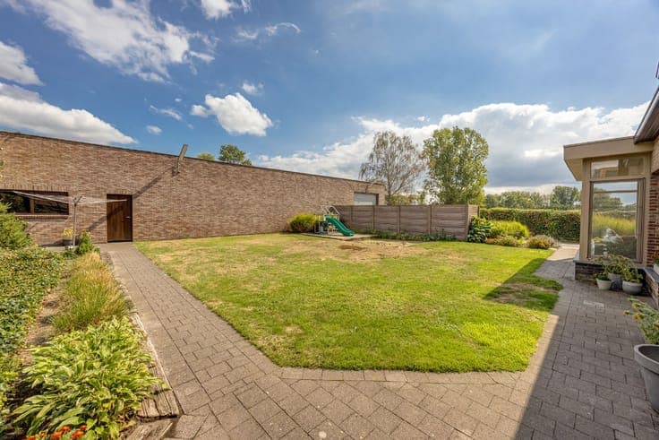 Instapklare vrijstaande woning met ruim bijgebouw.