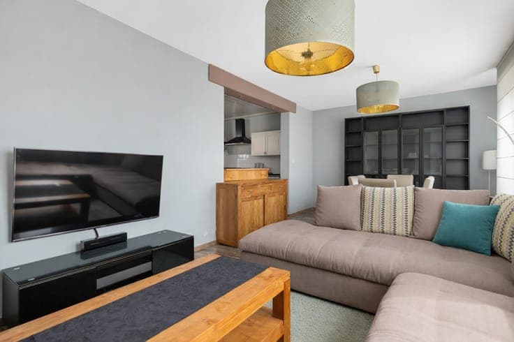 Praktijkruimte/winkel met bovenliggend duplex-appartement...