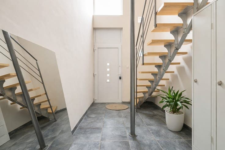 Praktijkruimte/winkel met bovenliggend duplex-appartement...