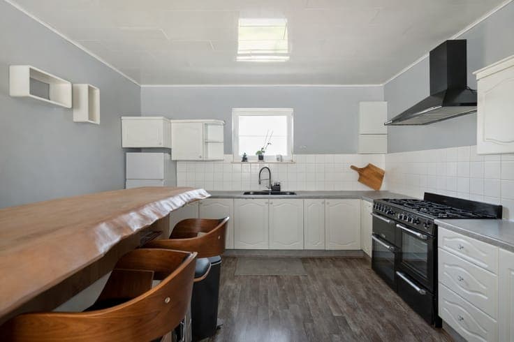Praktijkruimte/winkel met bovenliggend duplex-appartement...