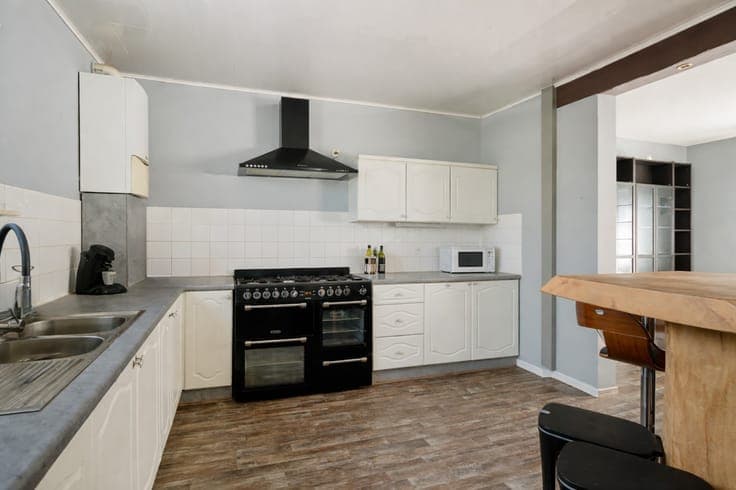 Praktijkruimte/winkel met bovenliggend duplex-appartement...