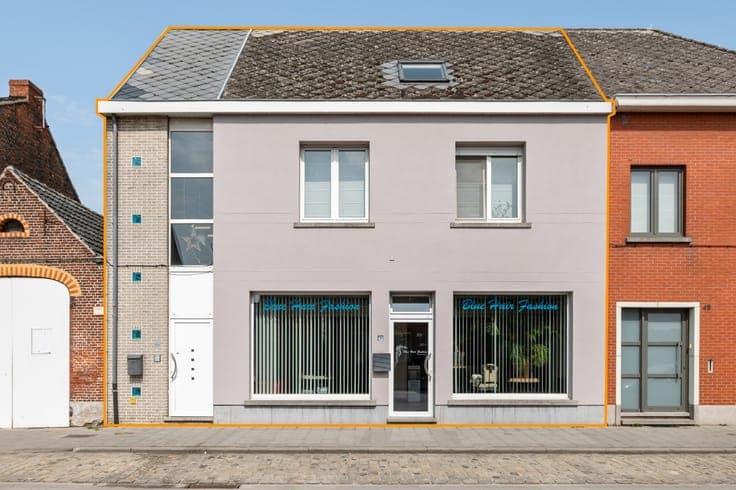 Praktijkruimte/winkel met bovenliggend duplex-appartement...