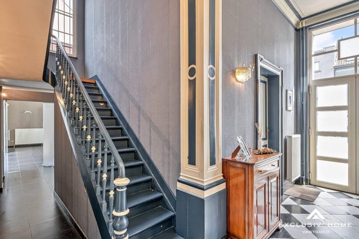Prestigious manor house with grandeur, garden and garage in