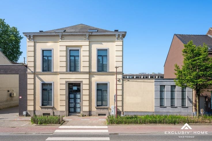 Prestigious manor house with grandeur, garden and garage in