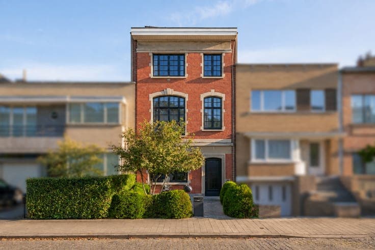 Art deco house with south-facing garden (+ garage option)