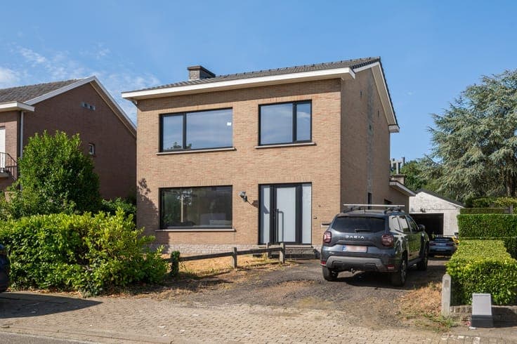Ruime gezinswoning met magazijn van 250 m² op 9 are in Be...