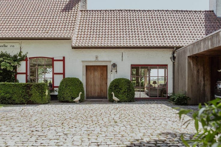 Exclusive country house on 6,063 m² for sale in Lampernisse