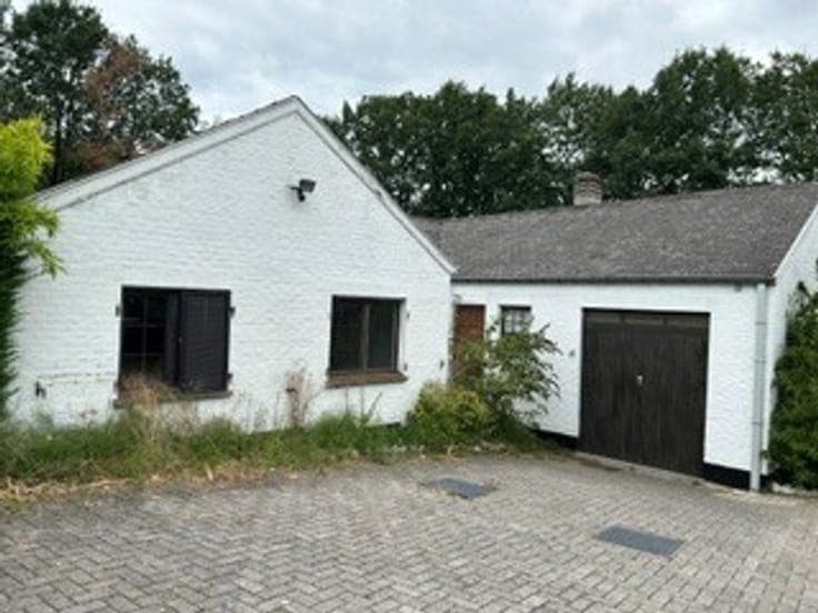 Spacious 4-bedroom bungalow with great potential