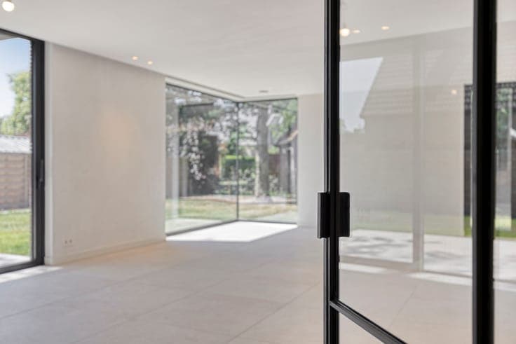 Stylish new-build home with sunny garden in Varsenare