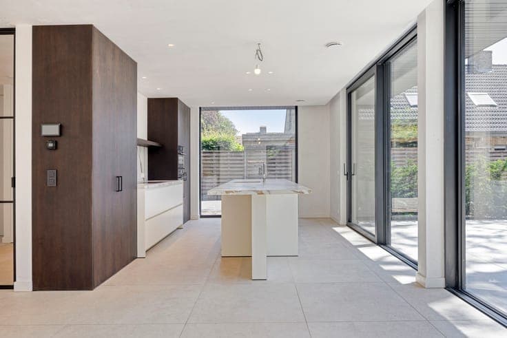 Stylish new-build home with sunny garden in Varsenare