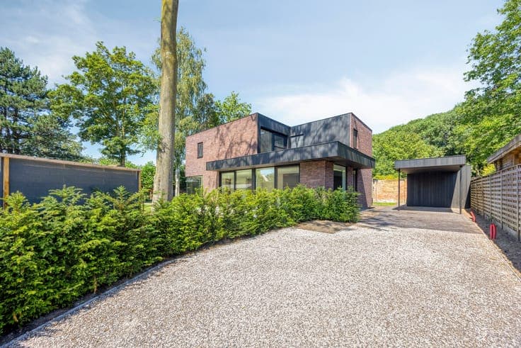 Stylish new-build home with sunny garden in Varsenare