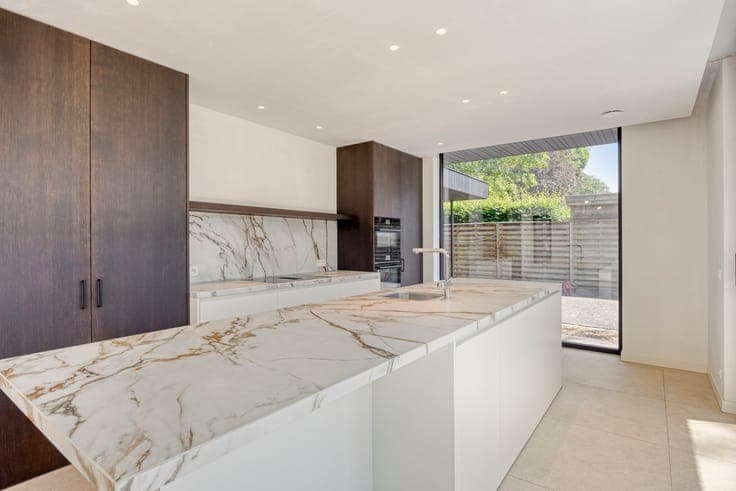 Stylish new-build home with sunny garden in Varsenare
