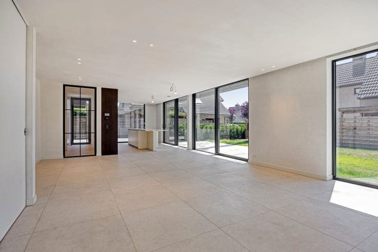 Stylish new-build home with sunny garden in Varsenare