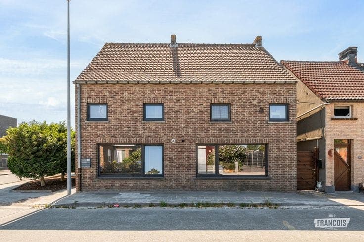 Ruime halfopen woning met 4 slaapkamers en bureau in Oudenb…