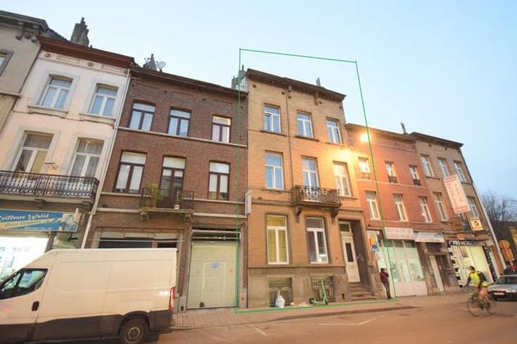 INVESTMENT PROPERTY WITH 3 RESI UNITS 2 DUPLEXES- 1APARTMENT