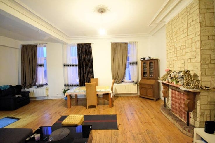 INVESTMENT PROPERTY WITH 3 RESI UNITS 2 DUPLEXES- 1APARTMENT