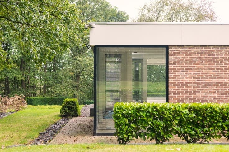 Modernist villa in the heart of a 2.9-hectare woodland