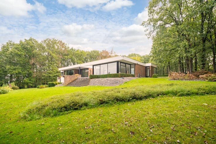 Modernist villa in the heart of a 2.9-hectare woodland