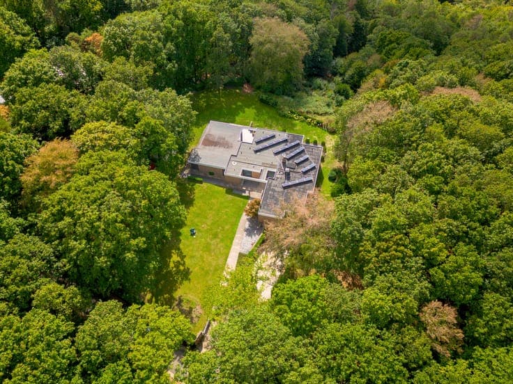 Modernist villa in the heart of a 2.9-hectare woodland