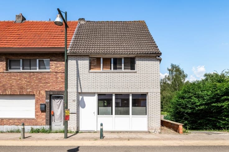 Centraal gelegen te renoveren woning met 4 SLK & mooie tuin