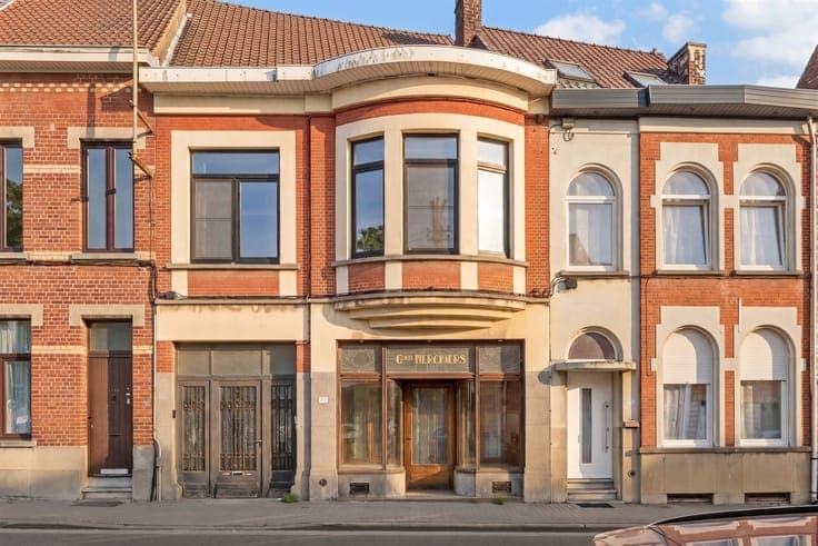Partially renovated townhouse with 3 bedrooms, a garden, and
