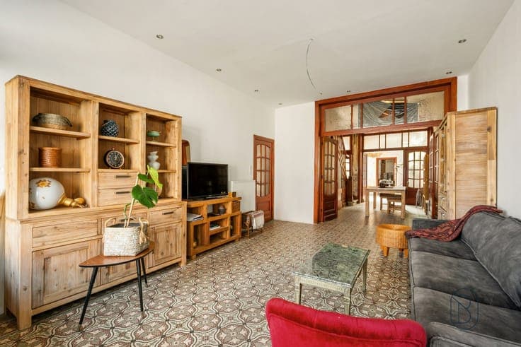 Partially renovated townhouse with 3 bedrooms, a garden, and
