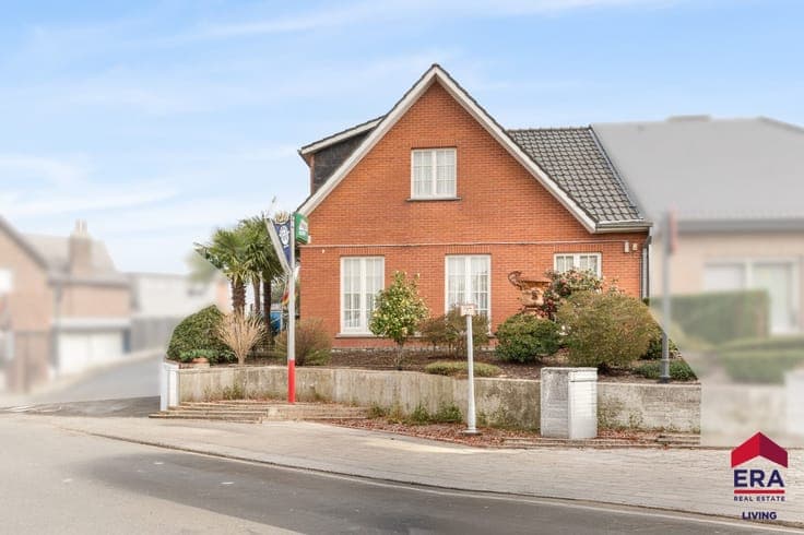 Unique 408 m² house with 3 bdr and commercial space in Burst