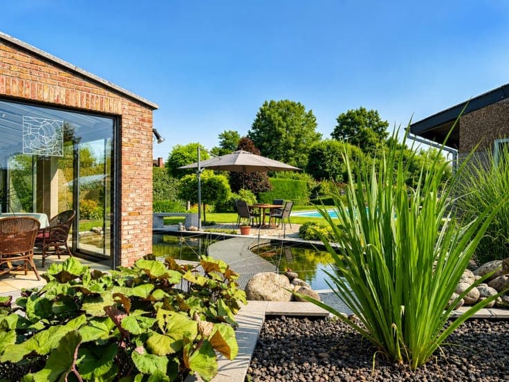 Te koop, Perfect onderhouden bungalow met loods, zwembad ...