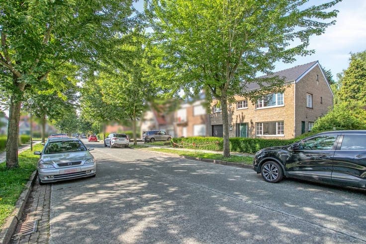 Spacious semi-detached building in Sint-Andries at a central