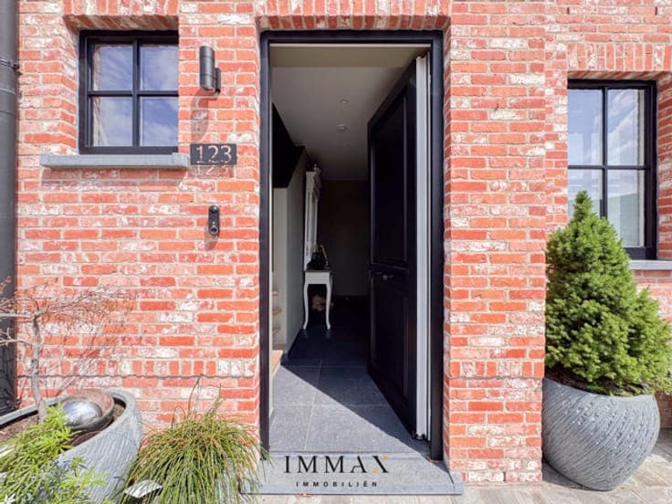 Turnkey passive new-build home in a prime location
