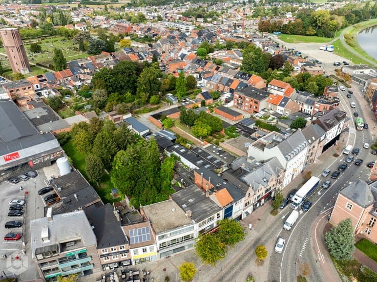 Appartementsgebouw met 4 app., 2 handelsglv., 5 garages é...