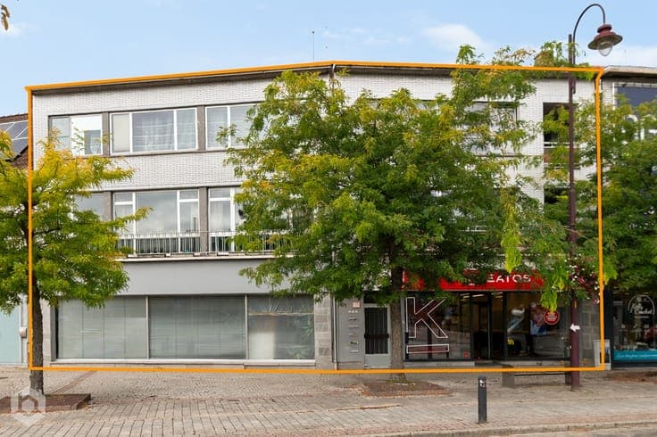 Appartementsgebouw met 4 app., 2 handelsglv., 5 garages é...