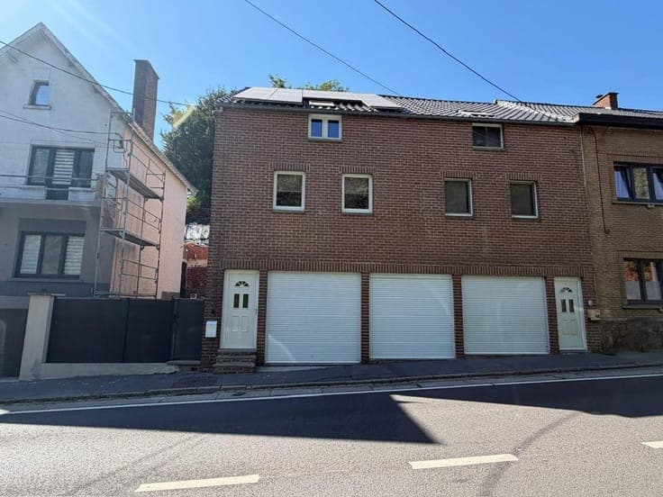 3 facades - 2 bedrooms + attic - 2 large garages