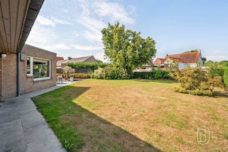 Villa with a multipurpose practice space on a dead-end stree