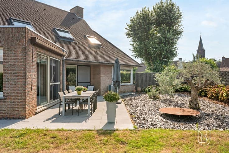 Villa with a multipurpose practice space on a dead-end stree