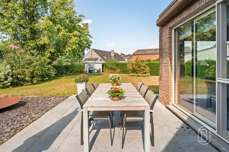 Villa with a multipurpose practice space on a dead-end stree