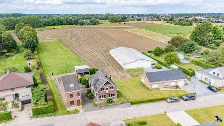 Spacious family home with garden and garage in a quiet area