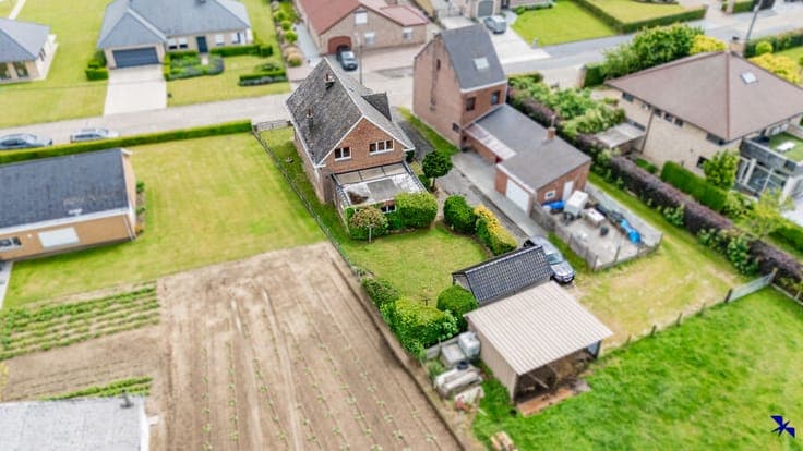 Spacious family home with garden and garage in a quiet area