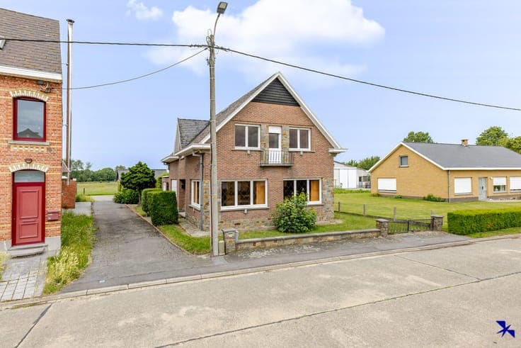 Spacious family home with garden and garage in a quiet area