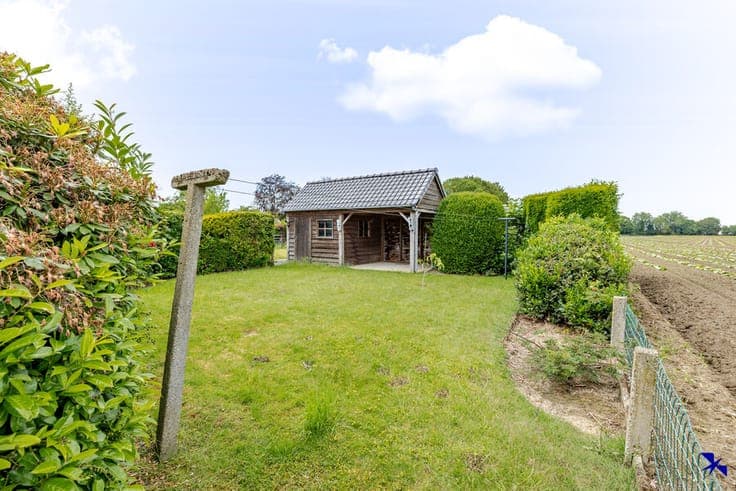 Spacious family home with garden and garage in a quiet area