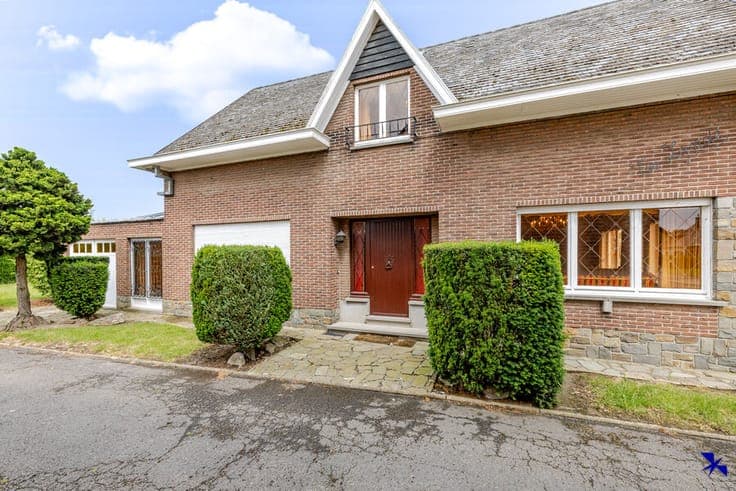 Spacious family home with garden and garage in a quiet area