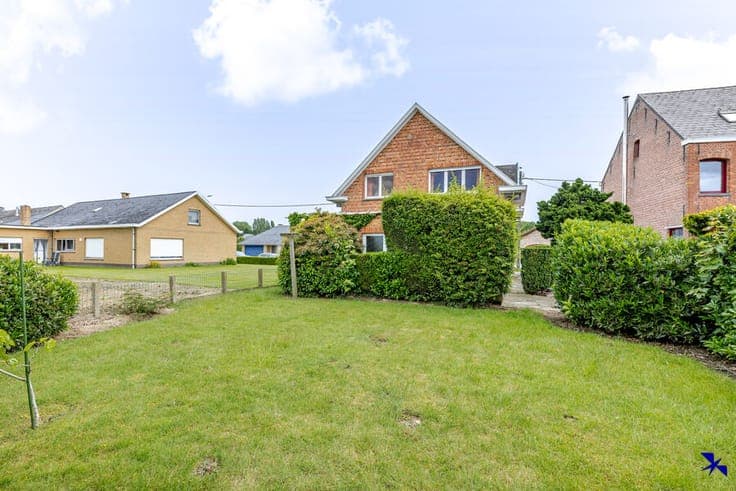 Spacious family home with garden and garage in a quiet area