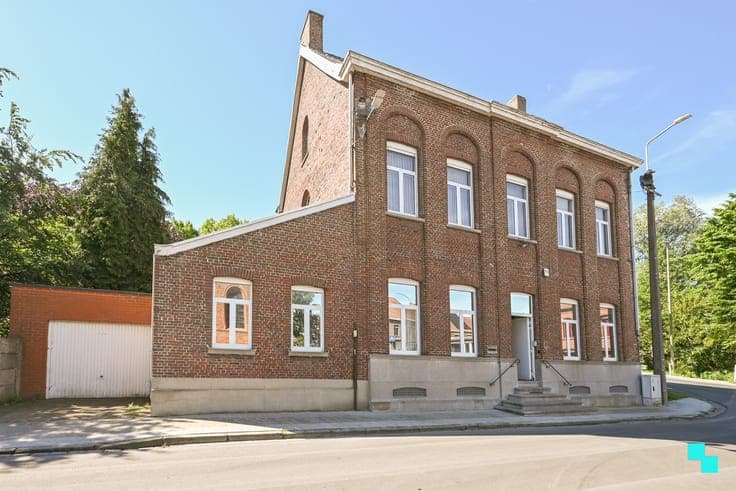Karaktervolle voormalige pastorie met vier slaapkamers ge...
