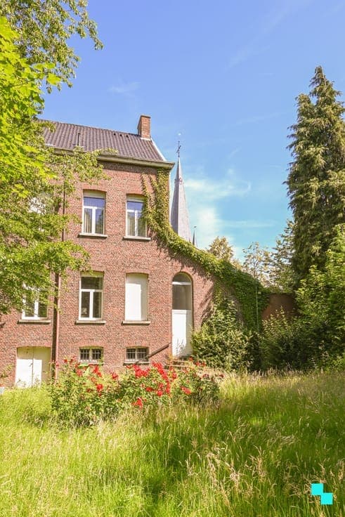 Karaktervolle voormalige pastorie met vier slaapkamers ge...