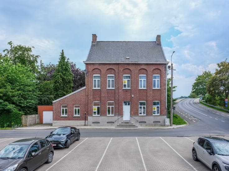 Karaktervolle voormalige pastorie met vier slaapkamers ge...