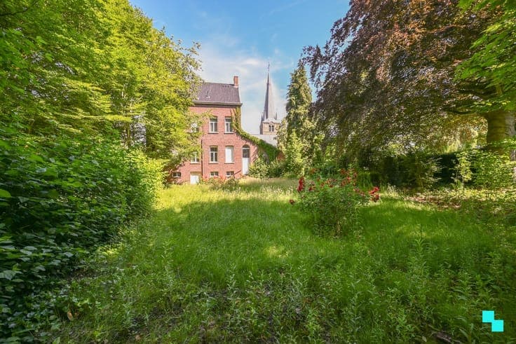Karaktervolle voormalige pastorie met vier slaapkamers ge...