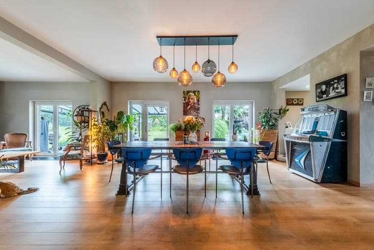 Spacious villa with office space and a landscaped garden